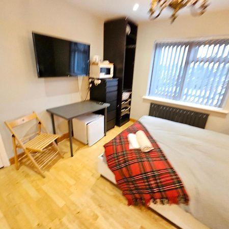 Beautiful Guest Rooms, Free Parking, 30Min Heathrow, 40Min Wembley, 60Min Central London Greenford  Exterior photo